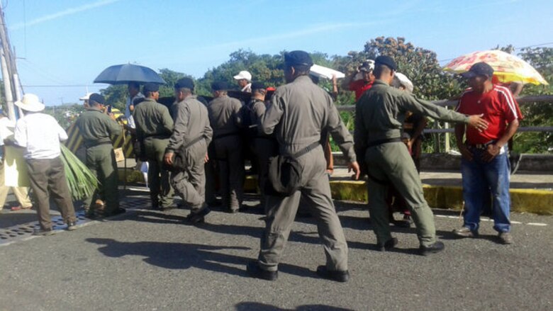 Jubilados y pensionados cierran puente sobre río Changuinola