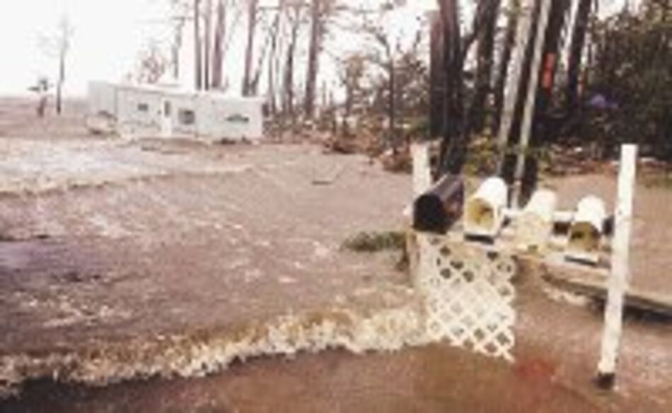 Huracán ‘Dennis’ pierde fuerza tras penetrar en EU