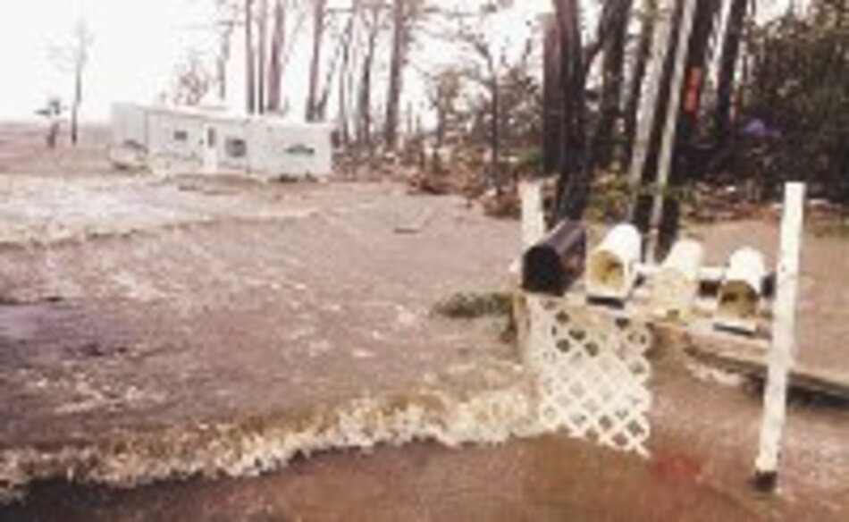 Huracán ‘Dennis’ pierde fuerza tras penetrar en EU