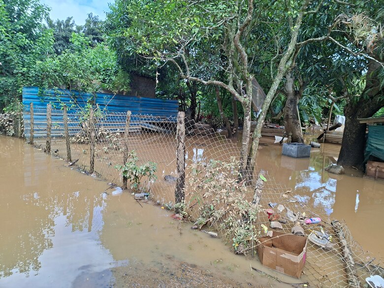 ‘¡Viene el río!’: Familias en Los Santos se salvan por alerta vecinal ante desbordamiento