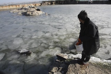 China emite alerta por hielo en dos mares en el norte del país