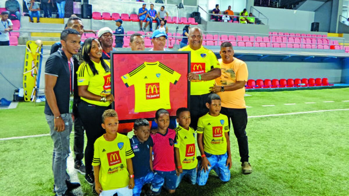 Ricardo Skinner fue homenajeado en el mediotiempo del último partido del Chorrillo el pasado sábado, donde vencieron al Árabe Unido por 1 a 0.