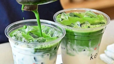 Cómo la moda de tomar matcha está agotando el suministro de este preciado té japonés