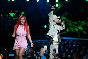 Karol G recomienda usar traje de baño y tenis para conciertos en Puerto Rico