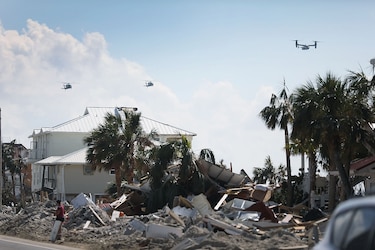 Donald Trump sobrevuela algunas comunidades devastadas en Florida