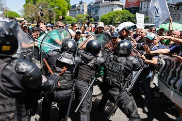 El recorte estatal de Javier Milei centra renovadas protestas en Argentina
