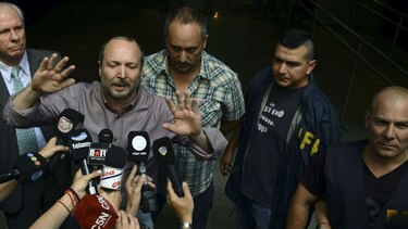 Con policía desalojaron al extitular kirchnerista de ente audiovisual en Argentina