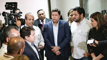 Administrativos del Hospital Santo Tomás exponen molestias a Rosario Turner