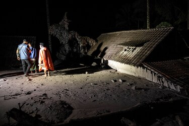13 muertos por la erupción del volcán Semeru en Indonesia