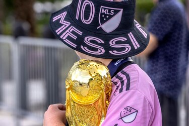 Camisetas a 184 dólares, récord de acreditaciones, famosos… La locura en el debut de Messi
