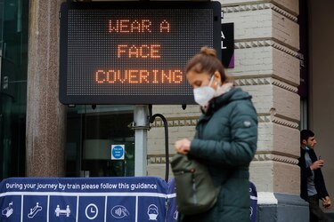 Reuniones entre amigos y parientes, prohibidas en Inglaterra por la pandemia