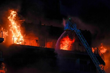 Incendio devora un edificio de viviendas en la ciudad española de Valencia; reportan siete heridos