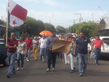 Docentes del colegio Padre Segundo Familiar Cano protestan para reclamar nombramientos de personal