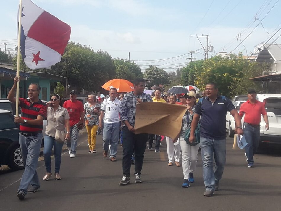 Docentes del colegio Padre Segundo Familiar Cano protestan para reclamar nombramientos de personal