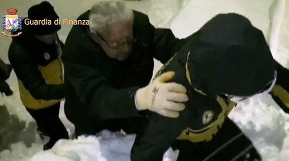 Socorristas buscan sobrevivientes tras alud en Italia