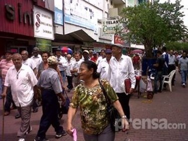Jubilados marchan hacia la Presidencia para exigir aumentos