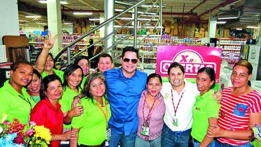 Supermercados Xtra recibió a Rey Ruiz