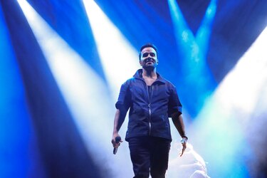Luis Fonsi baña de ritmos latinos a miles de personas a orillas del Cantábrico
