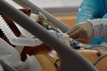 Ecuador pasa de alerta roja a amarilla tras reducción de contagios de Covid-19