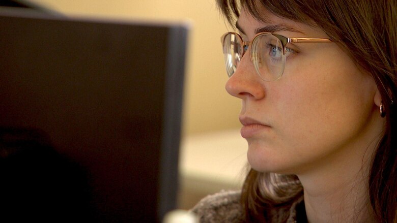 La joven que le ruega a Elon Musk que retire los enlaces a las imágenes de los abusos que sufrió cuando era niña