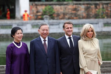 Macron pide no perder el tiempo con las acusaciones que recibe en las redes sociales