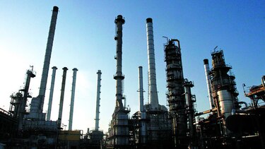 Anuncian recortes en producción de petróleo