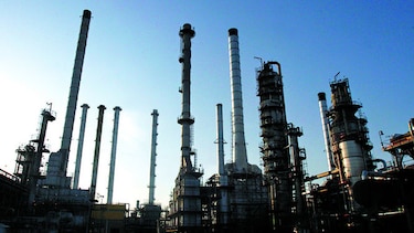 Anuncian recortes en producción de petróleo