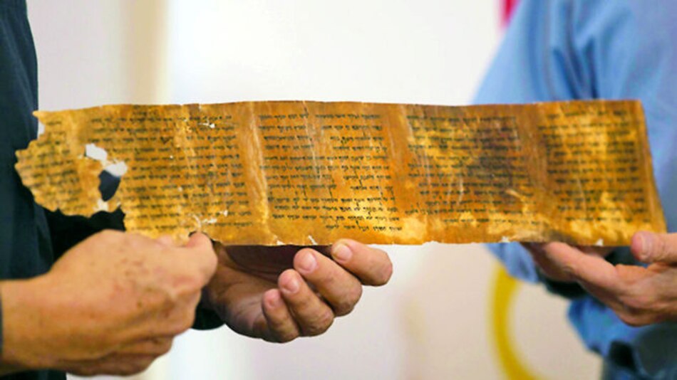 Exhiben ejemplar más antiguo de los 10 mandamientos