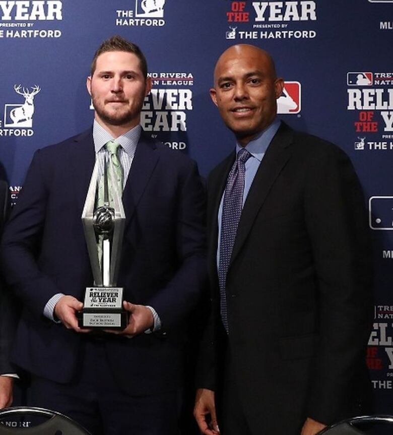 Mariano Rivera entrega el premio que lleva su nombre