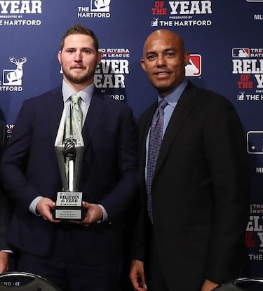 Mariano Rivera entrega el premio que lleva su nombre