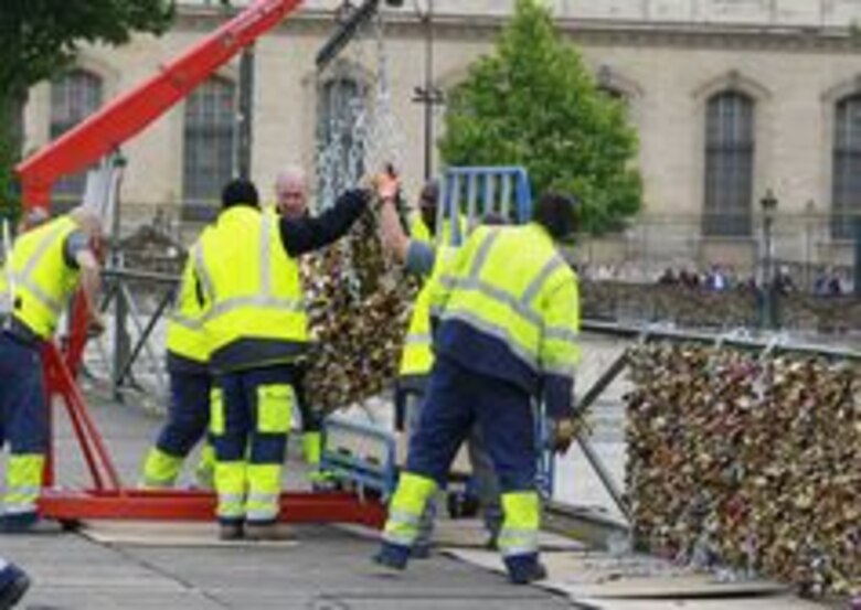 El Puente de las Artes de París se libera de los candados del amor
