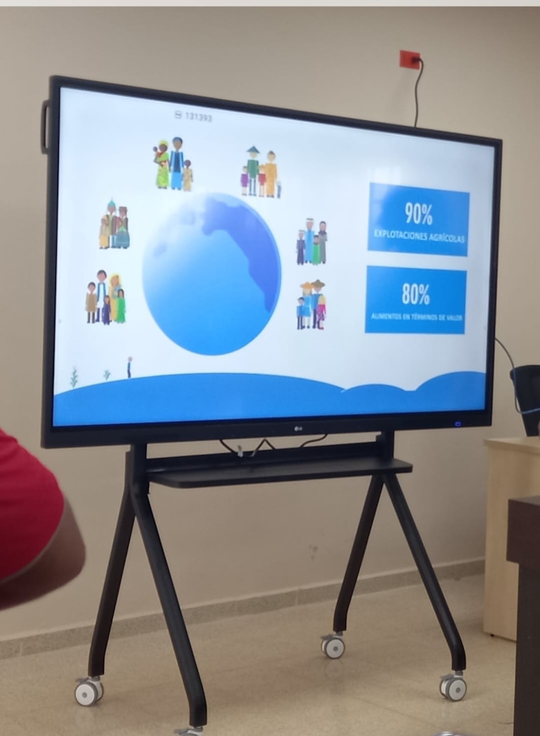 La exministra de Educación justifica la compra de televisores por casi $8 millones; los aparatos no han sido entregados aún