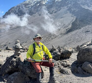 Cómo plantar la bandera panameña en la cima del Kilimanjaro a los 80 años