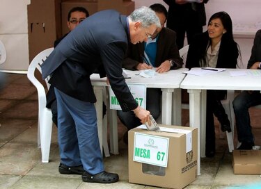 Uribe denuncia al votar amenazas de las FARC contra seguidores de Zuluaga