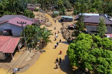 El balance de las inundaciones que azotan varios países de Asia supera los 1,500 muertos