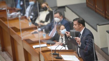 Un contralor desafiante elude  preguntas clave del procurador 