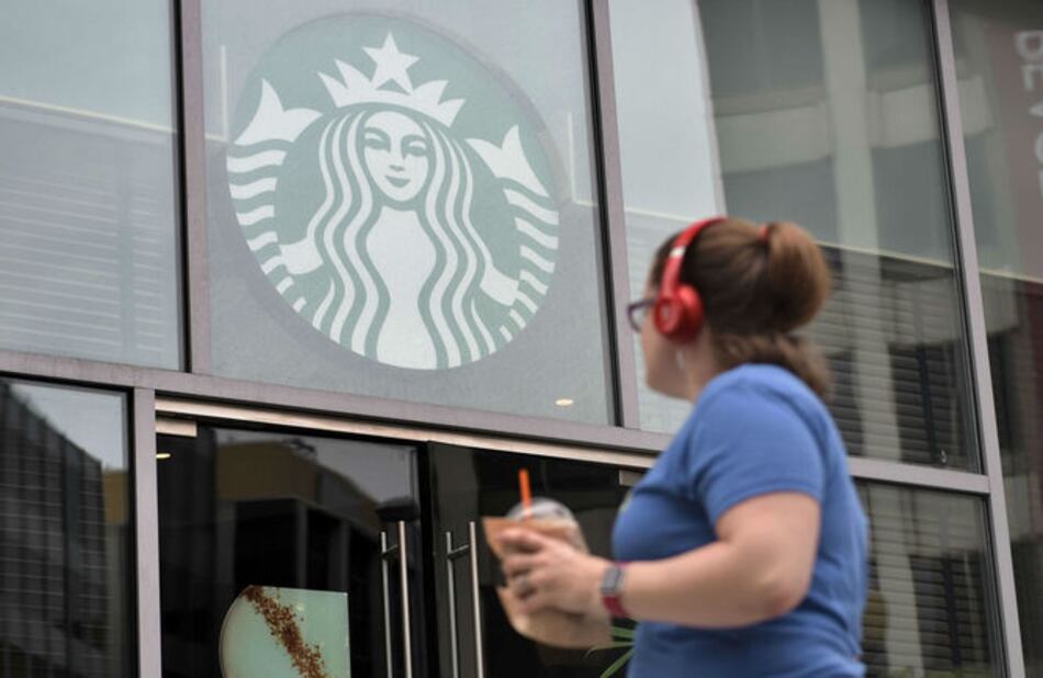 Starbucks crece a menor ritmo ante disputa comercial