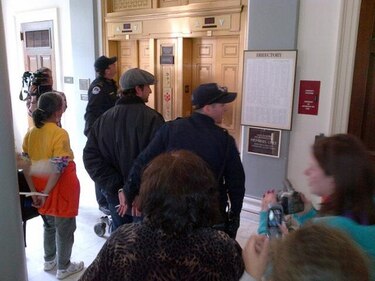 Arrestan a Noah Wyle en manifestación en Washington