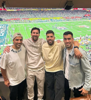 Messi, Suárez, Busquets y Jordi Alba asisten juntos al Super Bowl