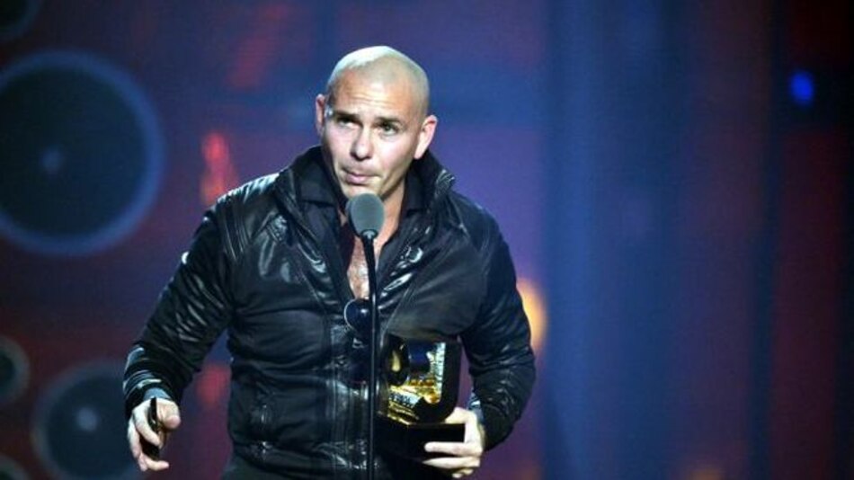 Pitbull, Becky G y Luis Coronel ganan Premios Juventud