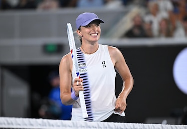 Swiatek avanza con autoridad a octavos de final en Melbourne