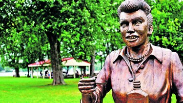 Escultura en honor de actriz Lucy Ball