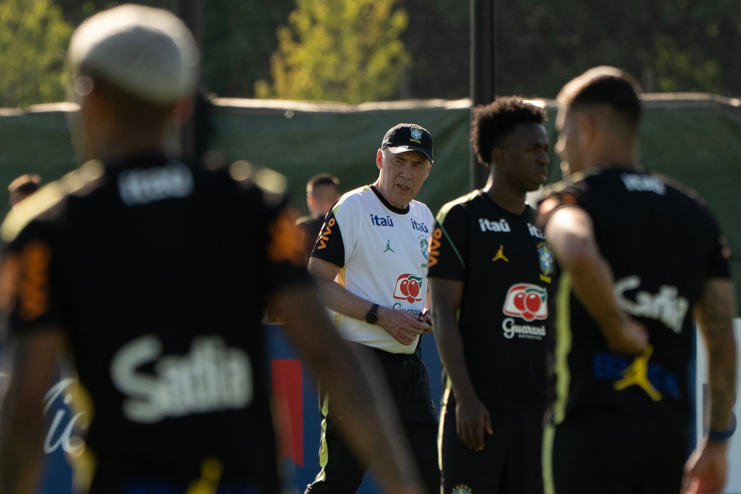 Carlo Ancelotti (c), la selección de Brasil comenzó este miércoles su preparación para el Mundial en su campamento base, situado en Morristown (Nueva Jersey), sin Neymar, que se recupera de una lesión. EFE/ Angel Colmenares