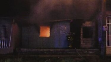 En Villa del Caribe, fuego deja a familia sin vivienda