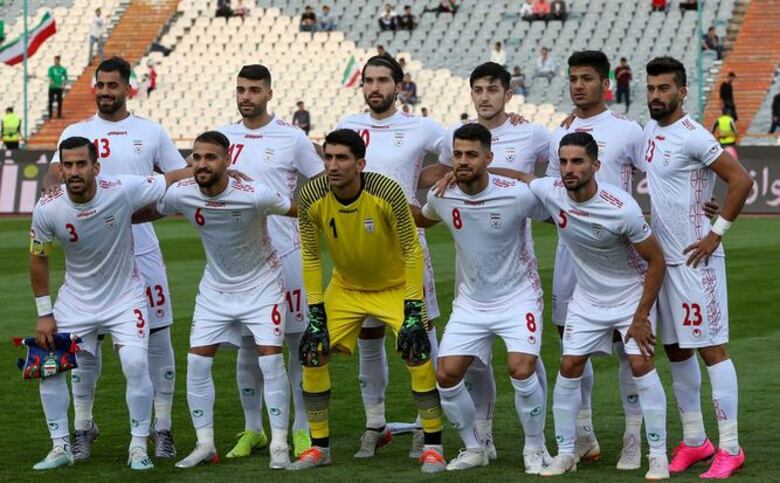 Mujeres iraníes asisten libremente a un partido de fútbol por primera vez en décadas