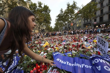 Barcelona realiza marcha masiva contra la violencia