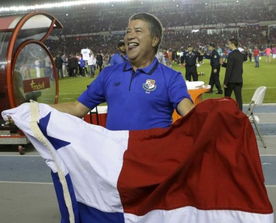 Controversia en Colombia por condecoración del técnico de Panamá Bolillo Gómez