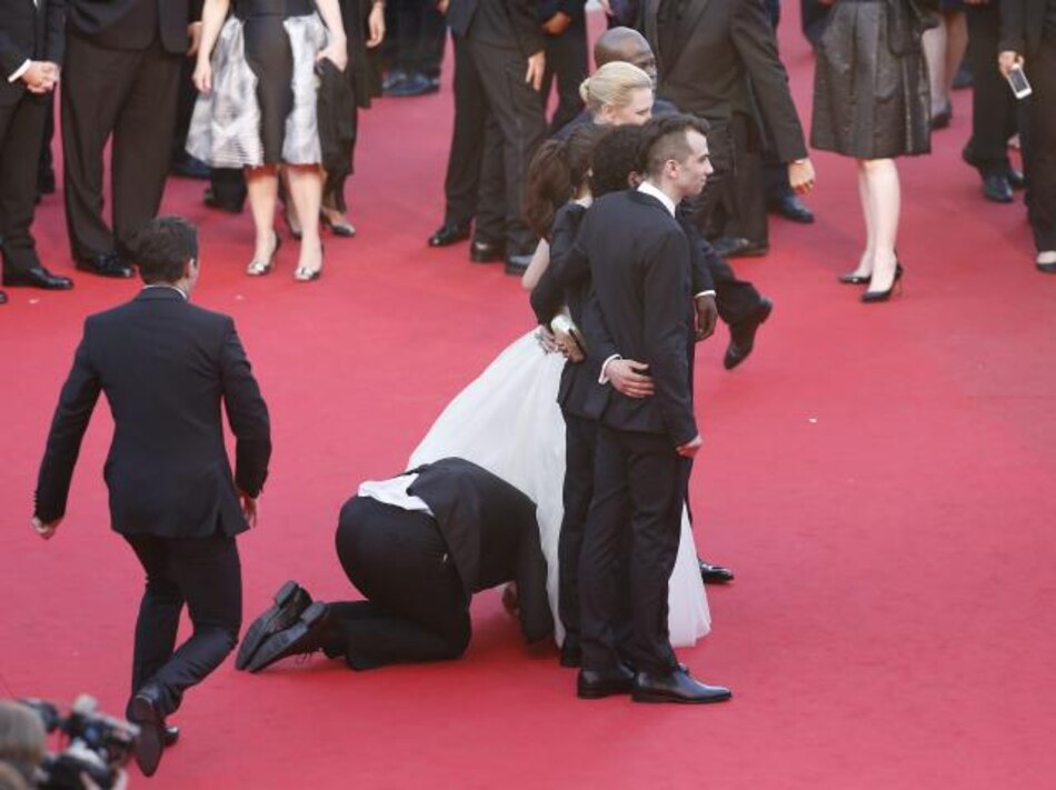 Un bromista se mete bajo la falda de America Ferrara en la alfombra de Cannes