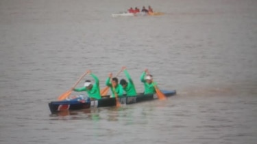 La carrera de cayucos, en la recta final