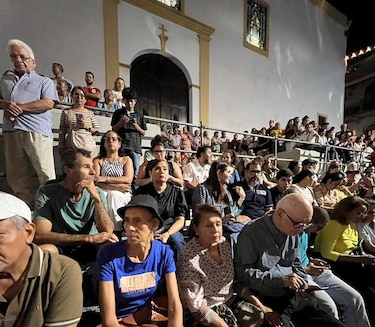 Entre el recogimiento y la fe, cientos de feligreses participaron en la procesión del Viernes de Dolores